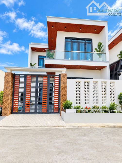 Nhà đẹp giá rẻ sổ riêng phun thổ cư